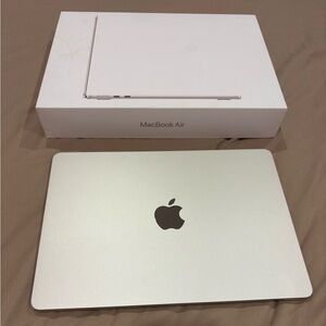BRAND NEW FACTORY SEALED Apple MacBook Air with M4 Chip IN GOLD